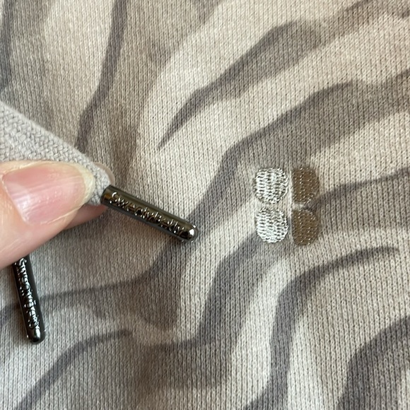 Sweaty Betty Light Grey Zebra Animal Print Essential Cropped Hoodie Women Large - Picture 9 of 9